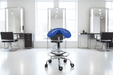 Ergonomische Kapperskruk met voetring - Blauw - KS Medical Group