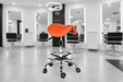 Ergonomische Kapperskruk met voetring - Oranje - KS Medical Group