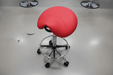 Ergonomische Kapperskruk met voetring - Rood - KS Medical Group