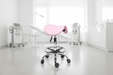 Ergonomische Kapperskruk met Voetring Roze - KS Medical Group