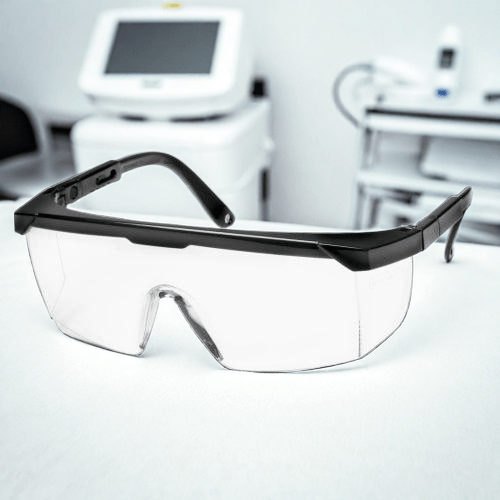 Veiligheidsbril voor laserklinieken naast een ipl machine voor laser ontharing met ultrasound gel 