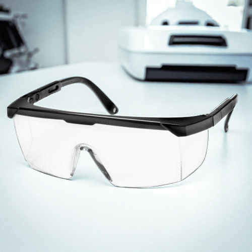 Veiligheidsbril voor laserklinieken naast een ipl machine voor laser ontharing met ultrasound gel 